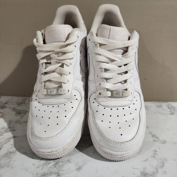 Nike Air Force 1 '07 Low Triple White Athletic Shoes CW2288-111 Size 25.5 Cm 8.5 - Picture 2 of 8
